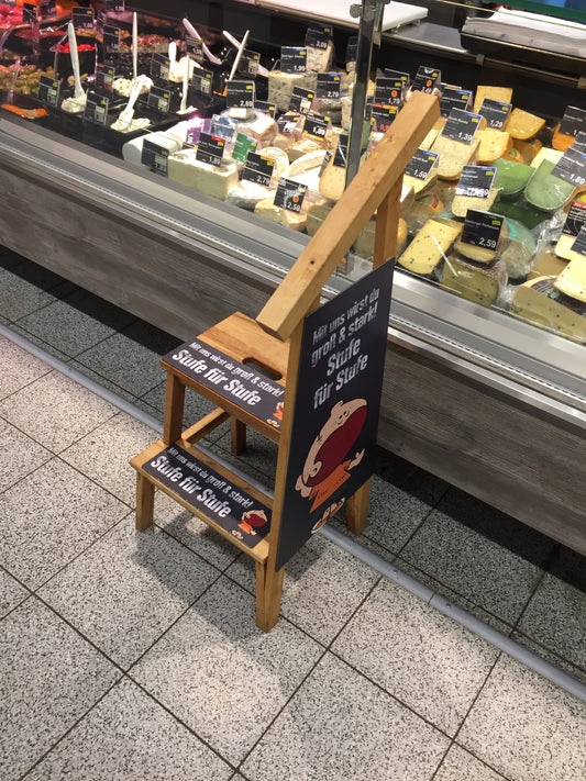 Tritthocker mit Handlauf (einseitg) und Beschriftung